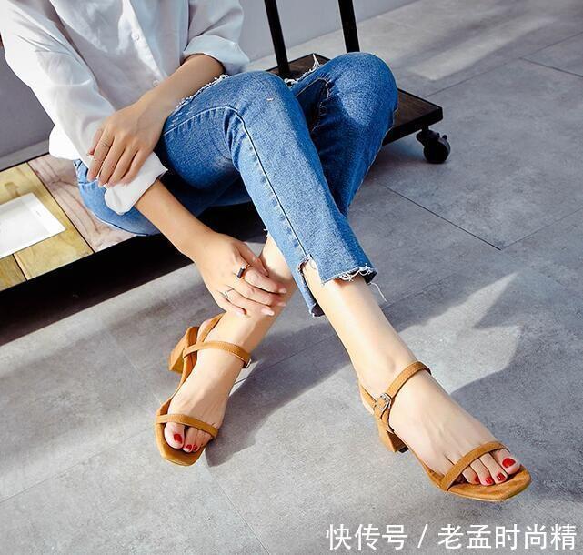 简约的一字带高跟鞋,穿脱轻松方便,散发出温柔的女人味