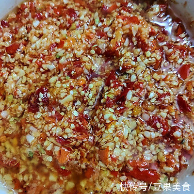 我家做自制蒜蓉辣椒酱?就用这个方法,解馋又营养