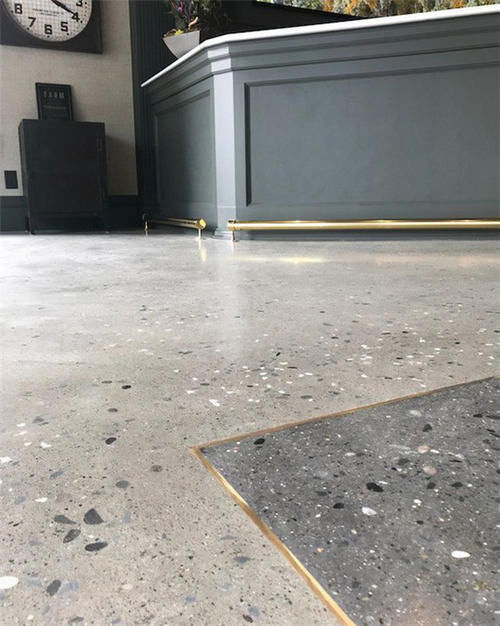 金属|瓷砖缝还在用美缝剂？早不流行了，换成金属条更耐用还显大气