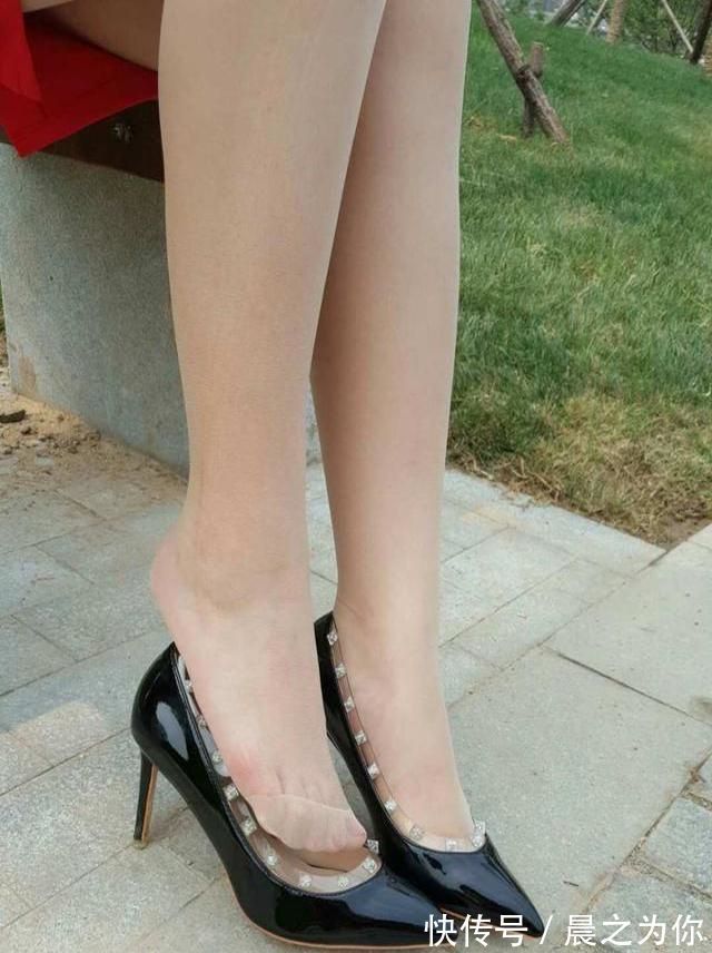 女神 个性潮流的尖头细跟高跟鞋搭配丝袜,展现女神气质之美