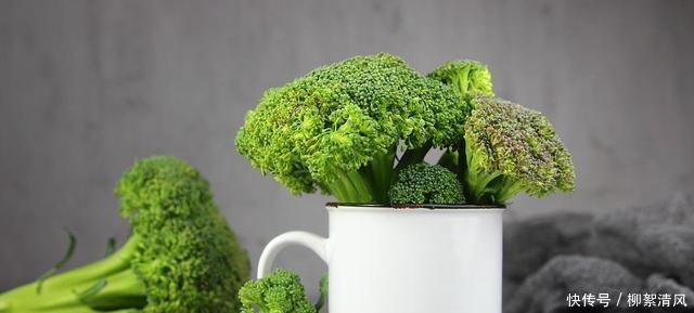 炒西兰花,最忌焯水和直接炒了,难怪不好吃,多加一招又脆又入味