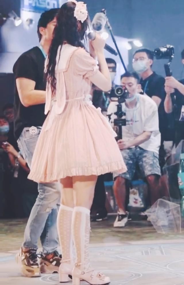 求徐艺洋别应要求穿洛丽塔裙,看她穿出的身材,简直可以上保险了