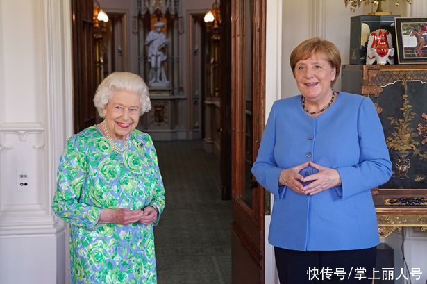 默克尔|英国女王佩戴祖母绿绿胸针，展开微妙时尚外交