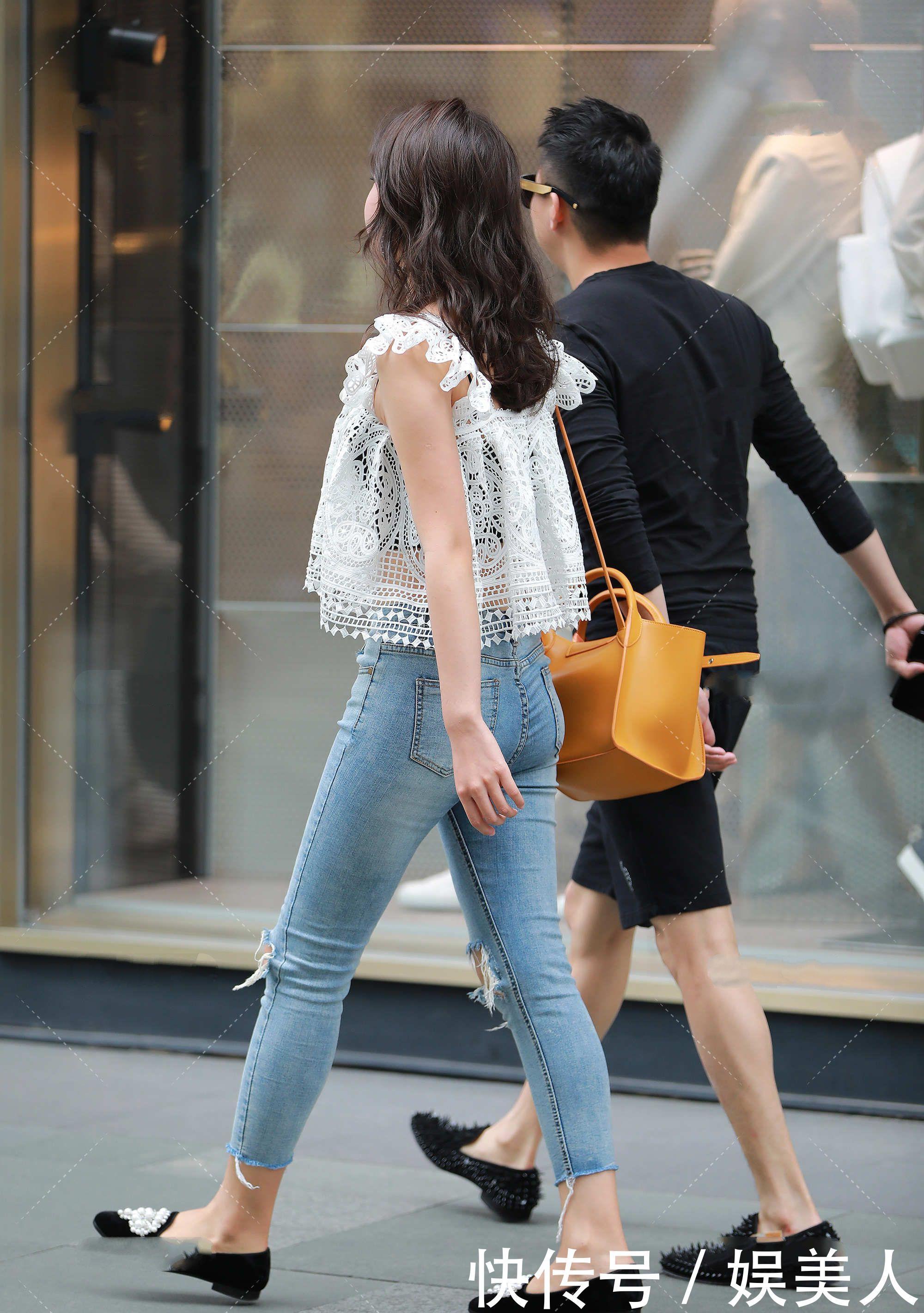 镂空款式短袖穿上漂亮还凉快,也容易搭配,牛仔裤就可以