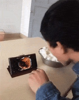 |搞笑GIF:冬天到了,地球有点冷,我给他烧点柴火