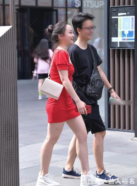 小蛮腰|艳红色的短款裙，优雅又能穿出清凉感，还能个人带来青春洋溢的气质