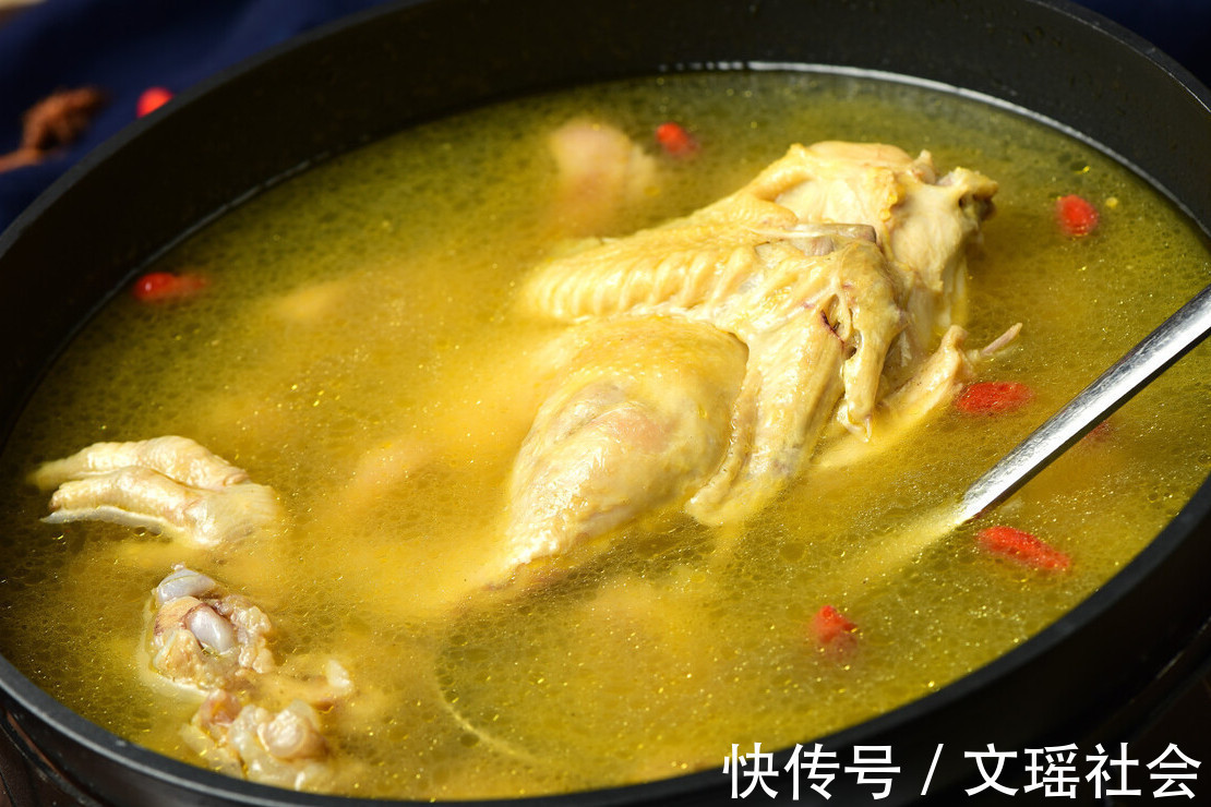 鸡肉|炖鸡汤，别直接加水炖，记住3个技巧，鸡汤鲜美不腥，营养又好喝