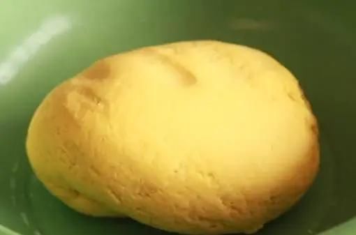 家里有玉米面一定要学做它，不用烤箱，咬一口直掉渣，太香了