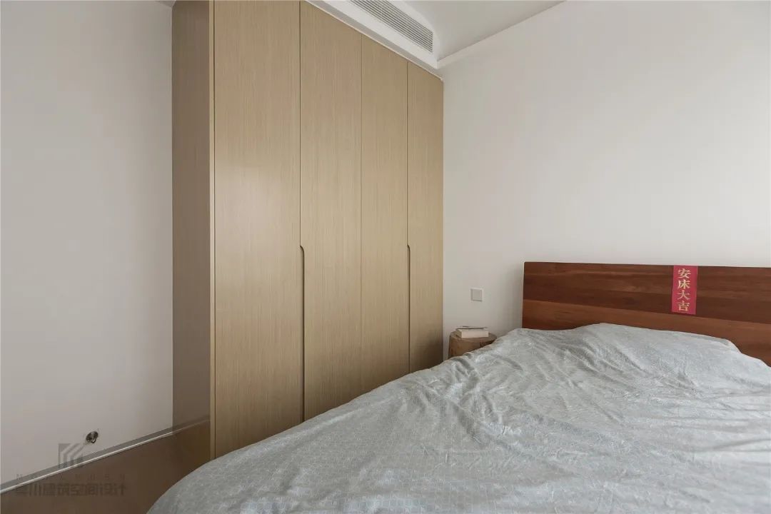 布置|90㎡现代侘寂风，极简的空间，优雅的线条，舒适的软装