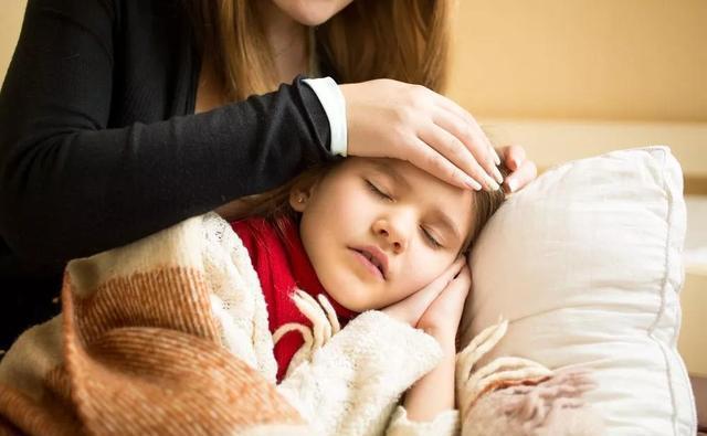 枕头|孩子一觉醒来变“脑瘫”,只因在枕头下塞了这个,爸妈别大意