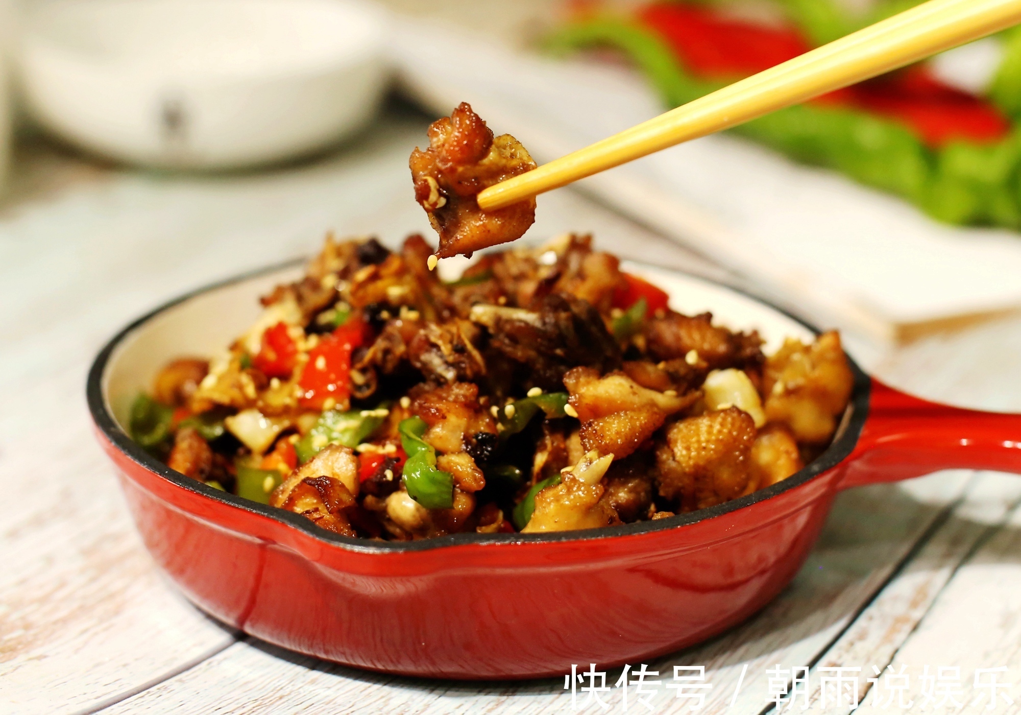 换个方法吃鸡！比辣子鸡好吃10倍，一整只鸡连骨头渣渣都嚼了！