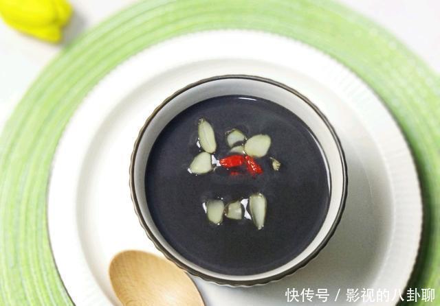  细滑|冬季养生少不了三黑芝麻糊，细滑香浓，尤其适合老人和孩子