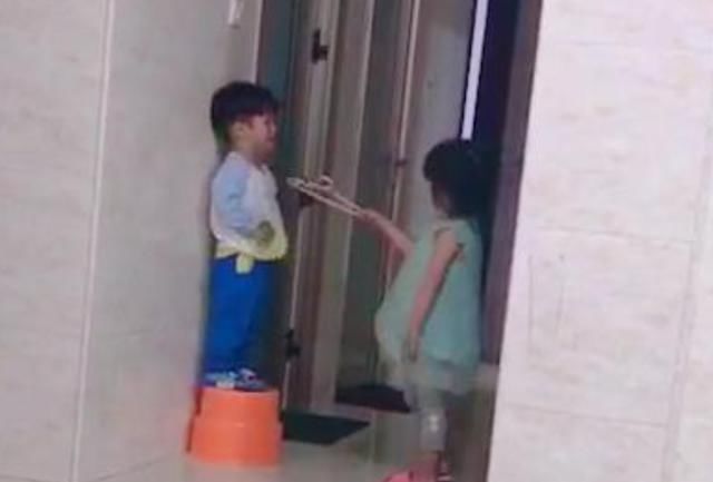 二胎家庭的姐姐喜欢“打弟弟”，原因可气又可笑，希望弟弟快长大