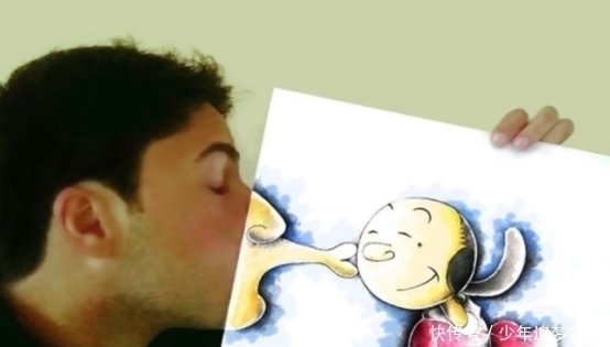 单身|爱画画的单身狗不孤单,艺术家脑洞大开自己“画公主”,大玩亲亲