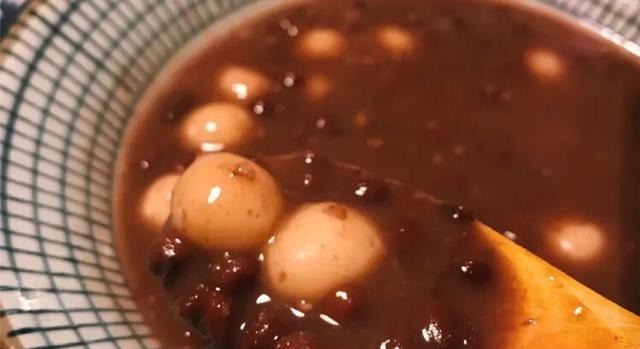 睡前一碗红豆粥！补气又补血！脸色红润有光泽～美味极了