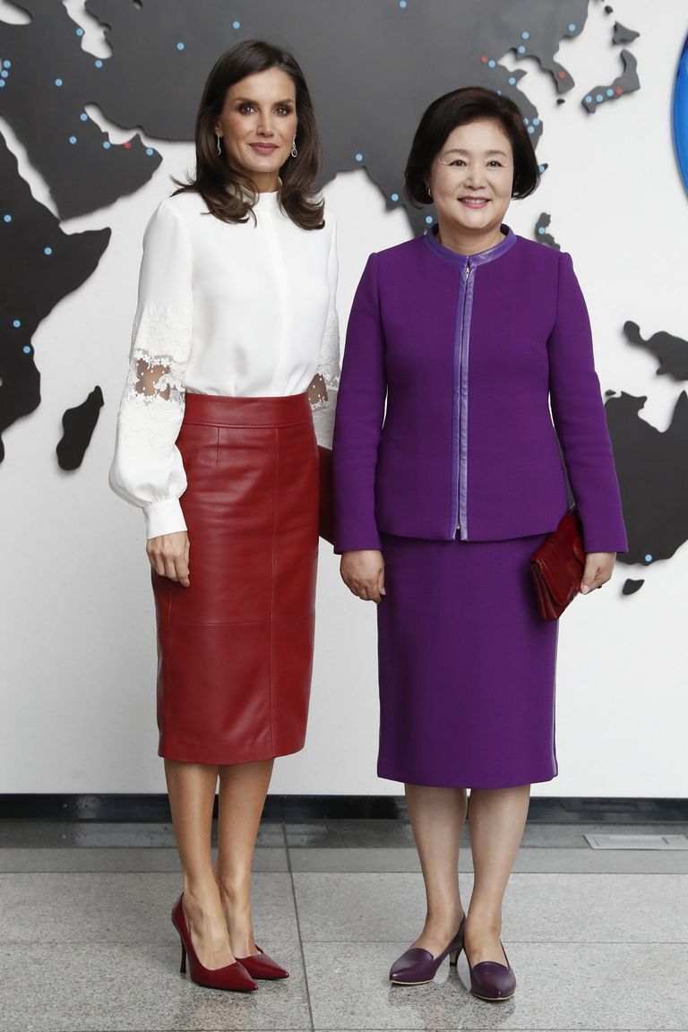 西班牙王后 西班牙王后示范皮质服装的通勤穿搭, 将摇滚风皮裙穿得又飒又知性