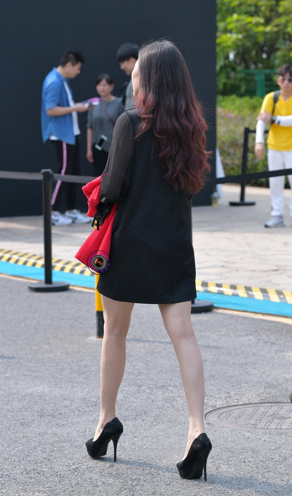 时髦|街拍:秋天流行小黑裙, 高级又时髦, 搭配鱼嘴高跟鞋, 更是锦上添花