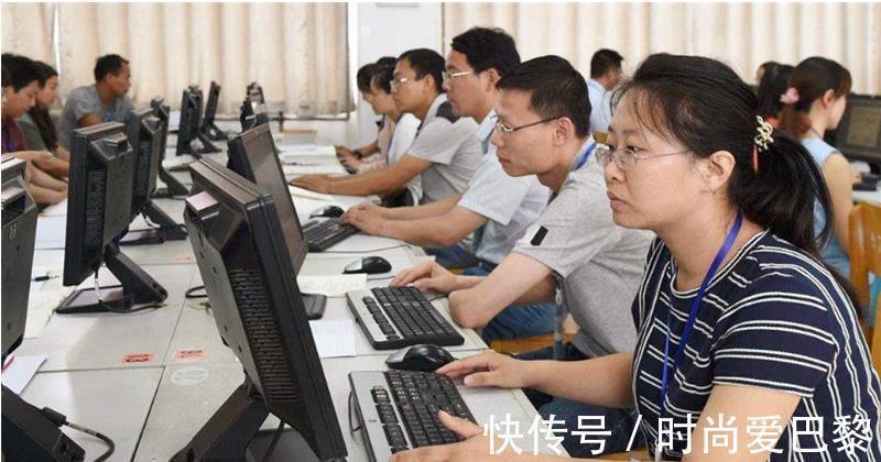 字迹&高考时,18岁姑娘出现神仙卷面,字迹娟秀工整,有书法家潜质