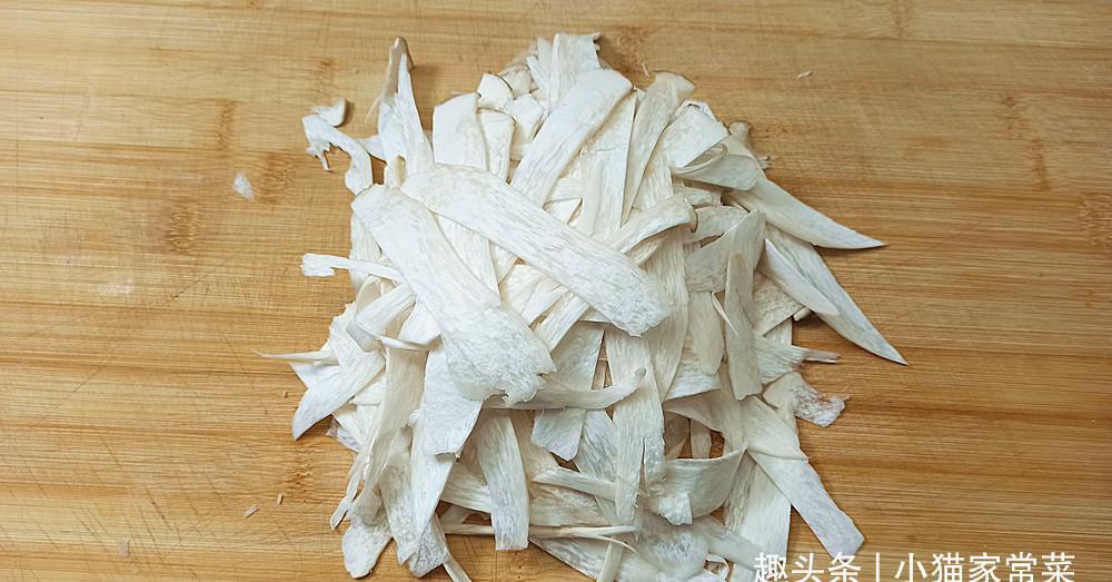 杏鲍菇凉拌比直接用热油炒出来的杏鲍菇口感更好,味道也清香