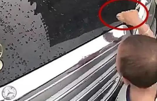 熊孩子|“熊孩子”刮伤奔驰，车主也不吭声，家长不认账反被“打脸”