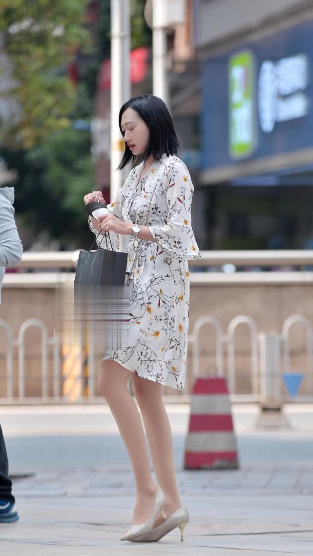 路人街拍爱上了小姐姐的这款“菊花裙”,甜美样子像极了爱情!