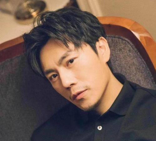 秦昊将接任黄晓明主持《浪姐2》？无主持经验，还不断玩爬山梗，粉丝心累了