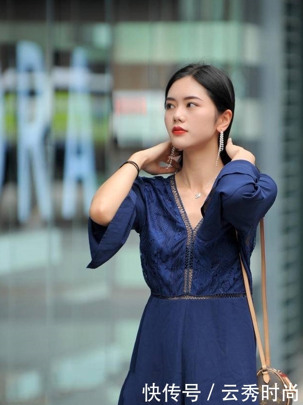  魅力十足|魅力十足的牛仔裤小姐姐突显腿部迷人轮廓，尽显美轮美奂的气质！