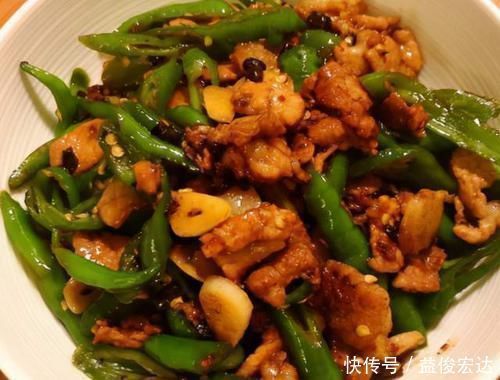 饭店|辣椒炒肉时,有人先炒辣椒有人先炒肉,教你饭店的做法,鲜嫩不腻