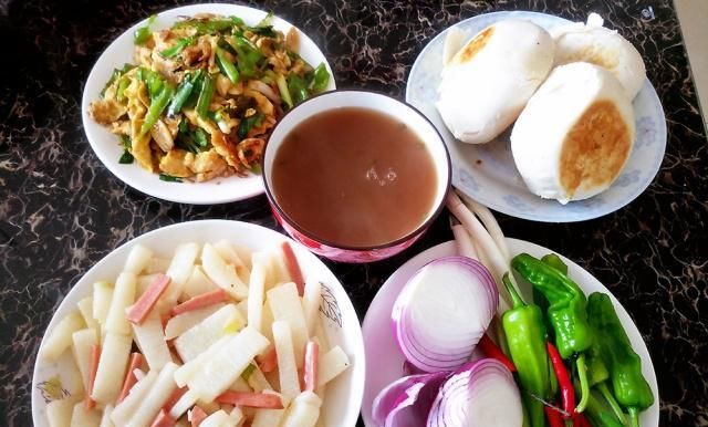 母子俩周四午餐，正儿八经的家常下饭菜，有滋有味一盘馒头不够吃