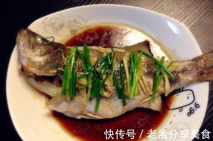 清蒸鱼,先淋热油还是先淋豉油?很多人弄错顺序,所以鱼肉很腥!