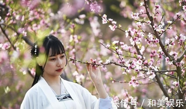 红妆#仕女诗词14首待得云霞共秋晚,藉风颔首望君临