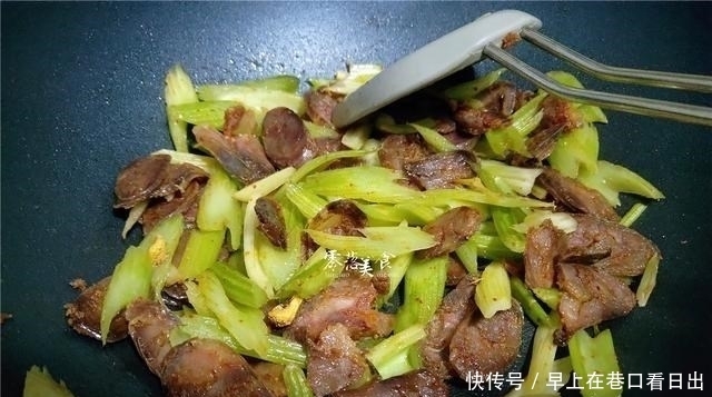 西芹别直接炒,下锅之前多做一步,口感细嫩幼滑,不输大饭店!
