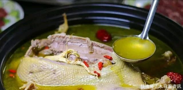 炖鸡汤|炖鸡汤,很多人第一步就错了,难怪鸡肉又柴又腥,汤不浓也不好喝