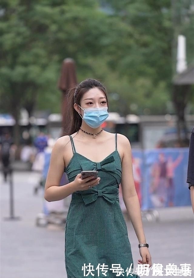小花边 今夏开始流行青草绿,小姐姐穿这样一条裙子出门,回头率高的出奇