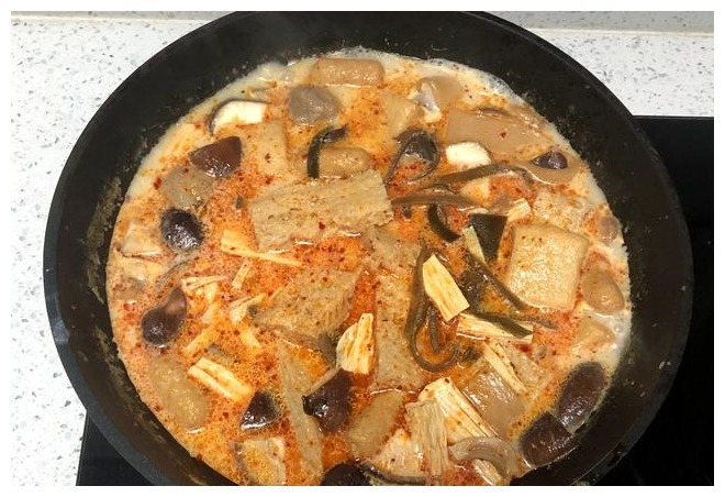 麻辣烫太贵吃不起，教你正确做法，10元做1锅，夫妻俩人吃到撑