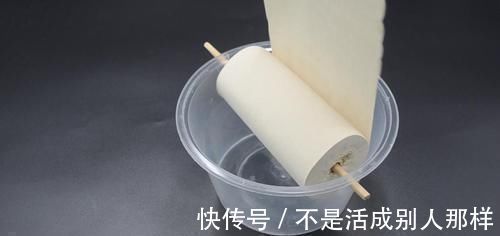 家庭|塑料打包盒上穿一根筷子,用途太棒了,解决了很多家庭困扰的烦恼