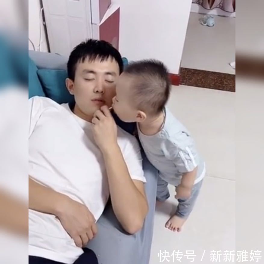 爸爸|亲爸拿着棒棒糖假装睡着,接下来儿子的反应亮了,网友演技派啊