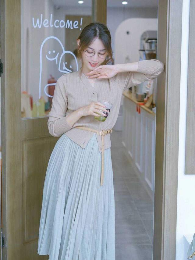 衬衫搭配|梨形身材和微胖女孩的福利,蓝色衬衫搭配白色半身裙,时髦大气