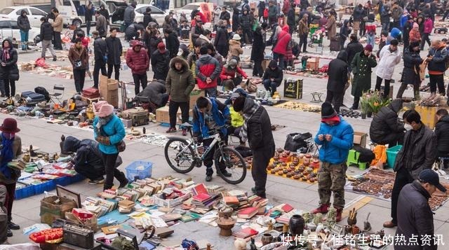  摆地摊|古玩市场那些曾靠摆地摊年入百万的商贩，如今过得怎么样了