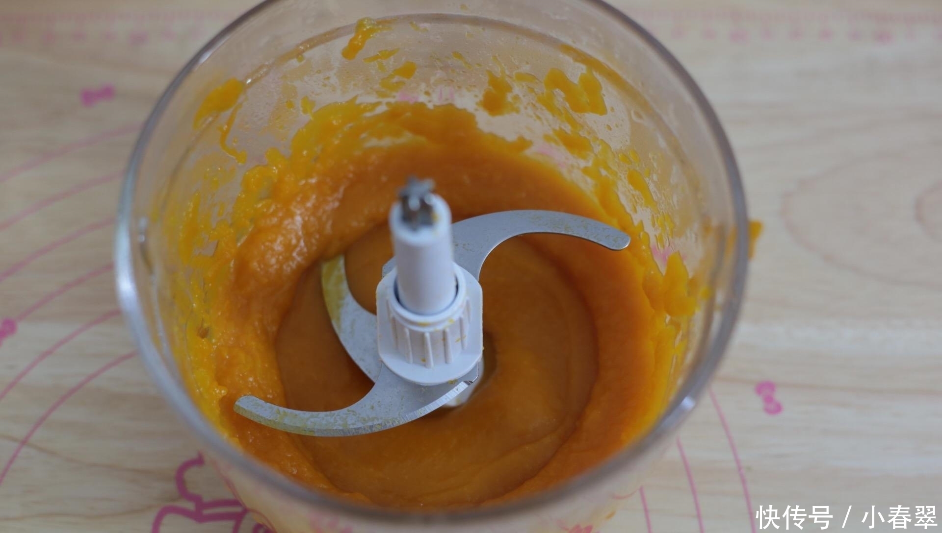 馒头|面粉里加点南瓜,不蒸不烤,出锅女儿抢着吃,太香了,好吃不上火