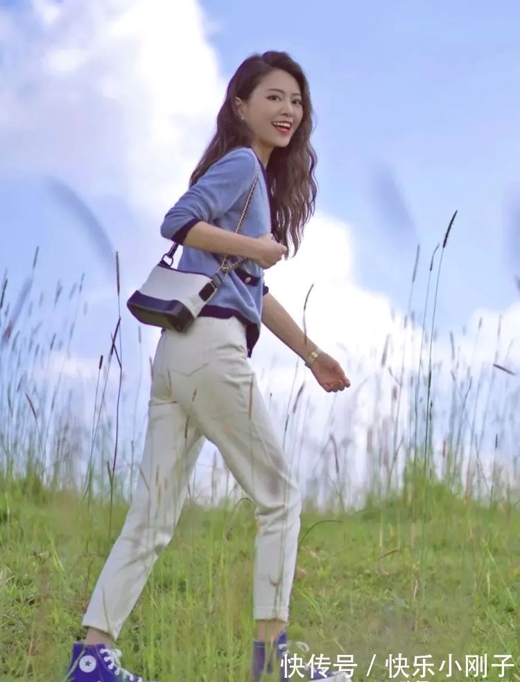 搭配 针织衫搭配直筒牛仔裤,浅蓝深蓝的搭配很高级,针织衫显瘦不少!