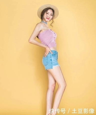 身姿俏丽|气质不俗的热裤小姐姐,凸显迷人大长腿,真性感!