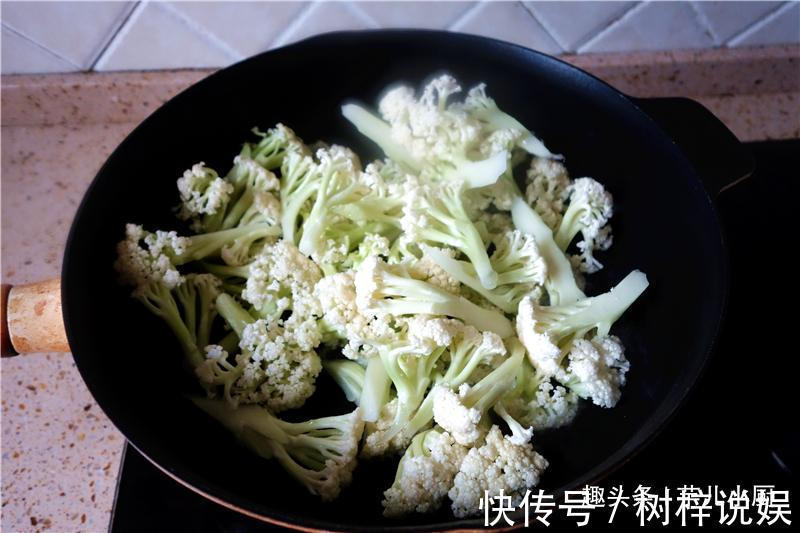 花菜别直接下锅炒,多一步,脆嫩可口,比肉还香,好吃又下饭