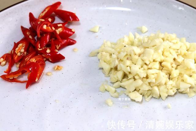 烧茄子|炒茄子时，下锅前多做这一步，茄子不吸油还特别下饭，拿肉都不换