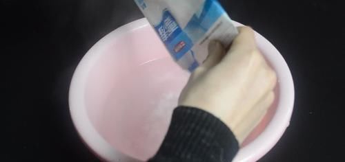 在梳子上涂抹牙膏，作用真厉害，我也是刚知道，快回家试一试