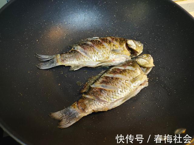 味鲜|熬鲫鱼汤,记住“2不放2窍门”,汤白味鲜无腥味,全家都爱喝