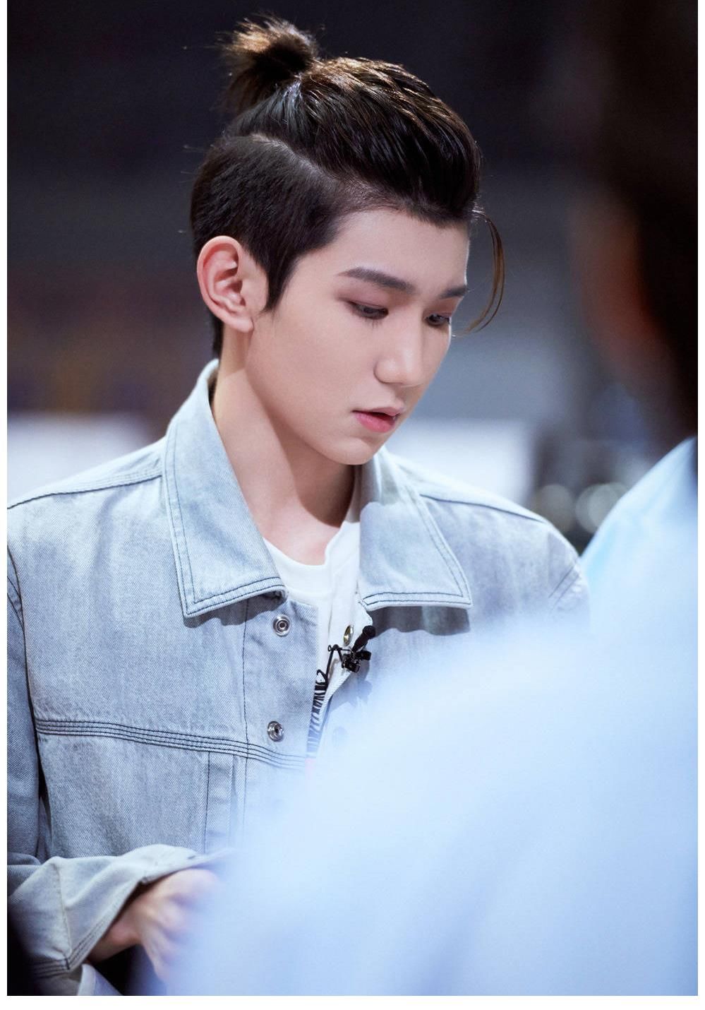 选手|王源《明日创作计划》耐心帮助选手,变反矫情达人态度超man