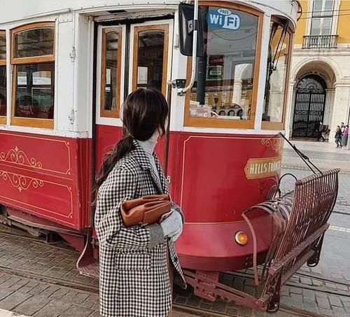 不论搭裙子还是穿裤子，一定要牢记“上下法则”，时髦不是问题