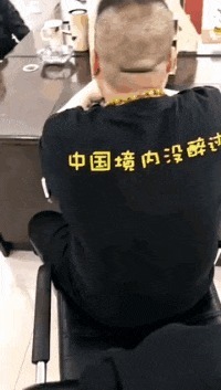 |搞笑GIF:我的手太小了,真的抓不紧,下次不来玩了!