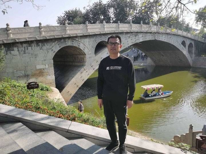 校园|王德才诗歌原创|校园东望泛红光